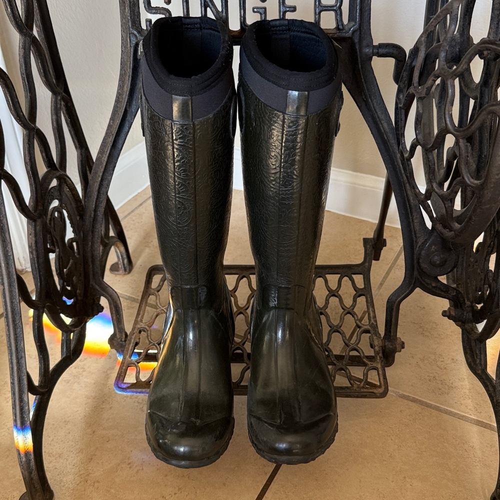 Bogs Rider Emboss  Waterproof Boots Women’s Size 7
Black - Picture 2 of 7